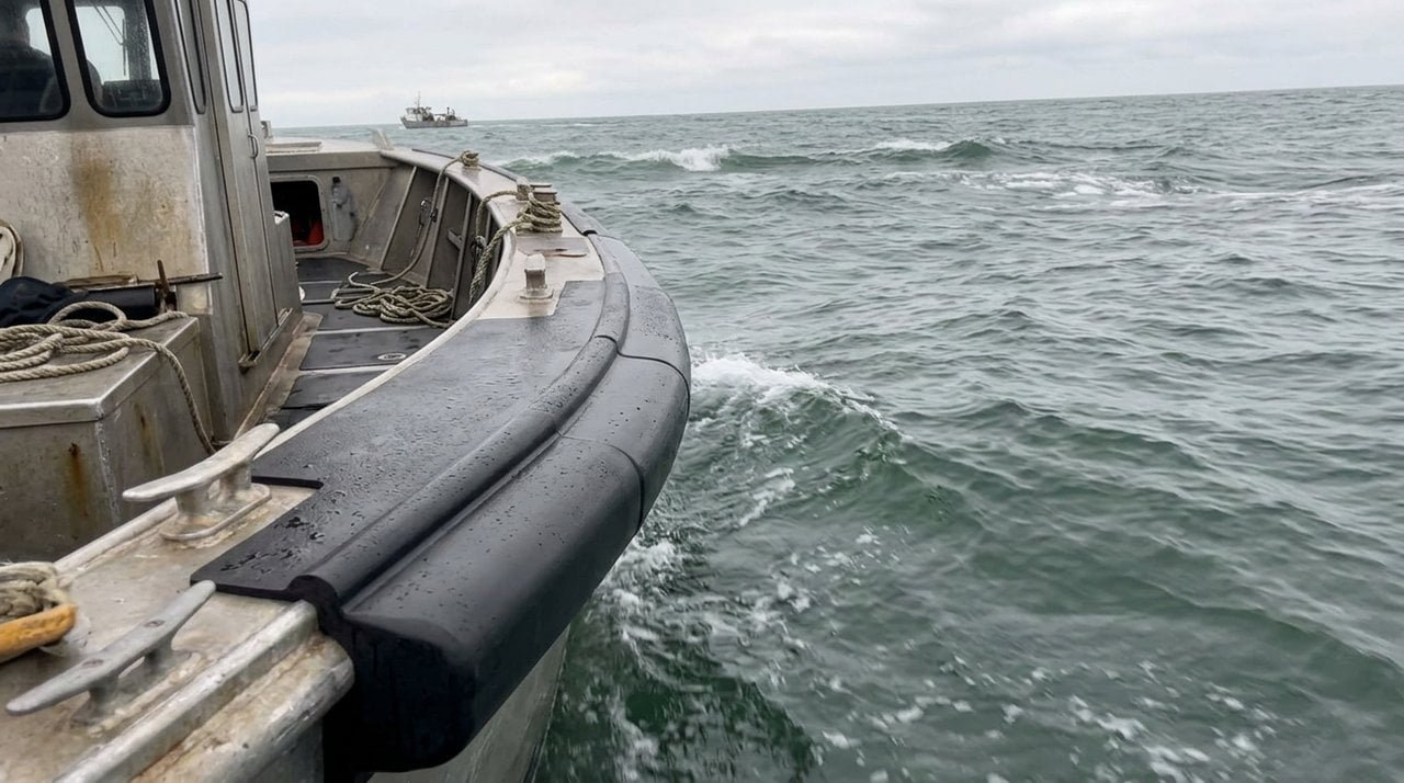 Reverse Chine Effect Physics Diagram showing water deflecting downward off a boat collar