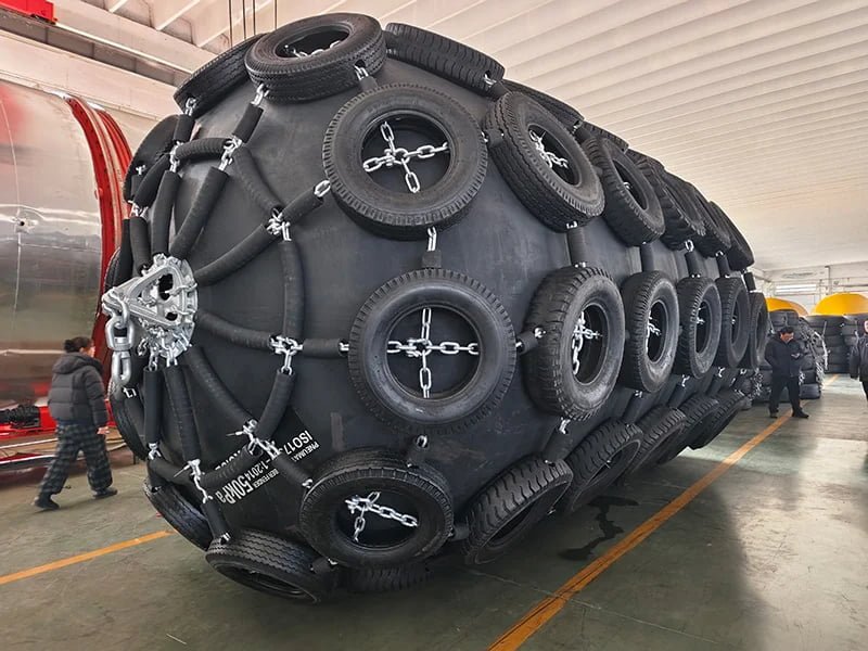 Pneumatic rubber fender with tire-net rigging for LNG terminal berthing