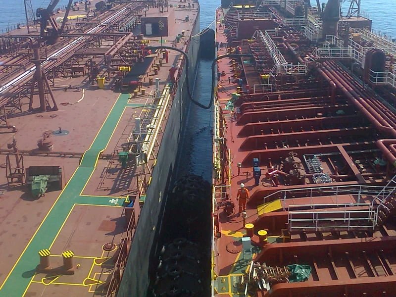 Pneumatic rubber fender for ship-to-ship transfer and offshore marine operations