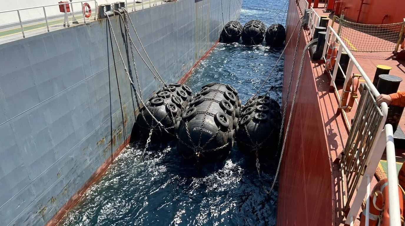 Large pneumatic fender for demanding LNG and FSRU berthing conditions