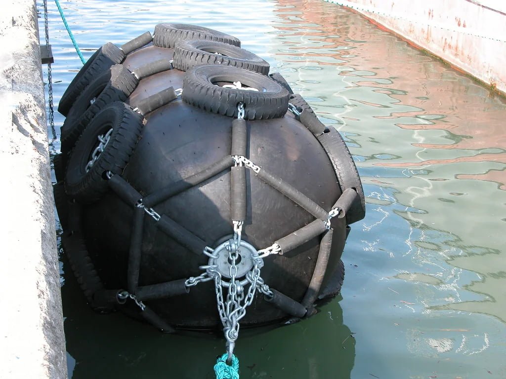 Large pneumatic rubber fender for floating terminal and port berthing projects