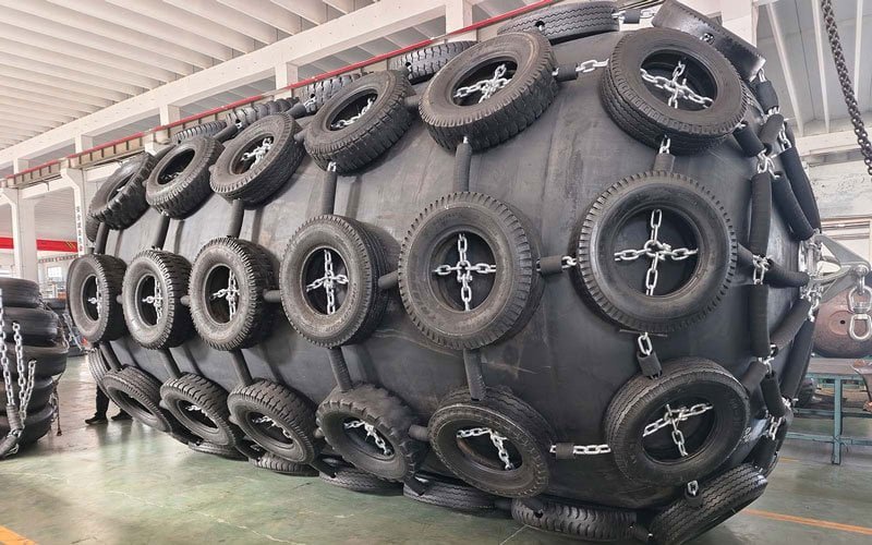 Mold-process pneumatic fender with tire-chain net rigging for LNG STS and FSRU transfer interface