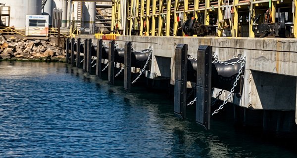 Rubber fender system along container terminal berth face
