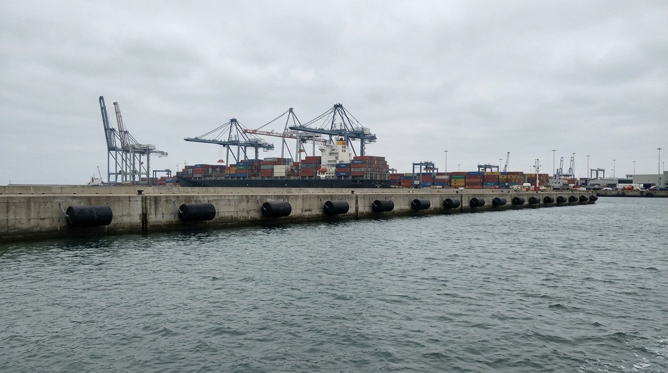 foam filled fender installed at commercial port quay wall for contractor project