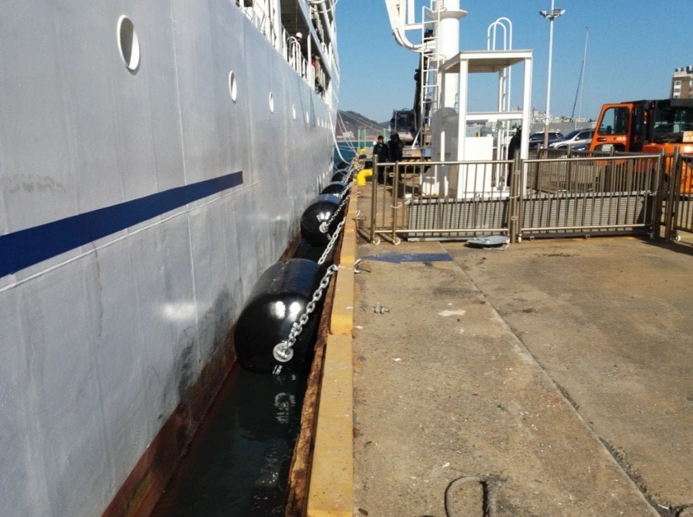 Foam-filled fender rigged alongside a hull for emergency ship-to-ship lightering