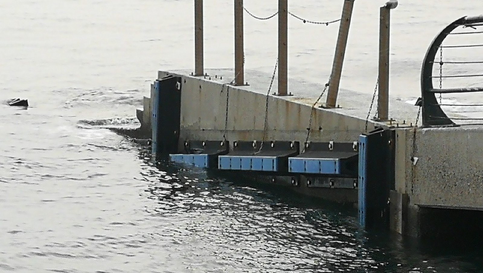 Arch fenders with facing pads mounted directly on a quay wall