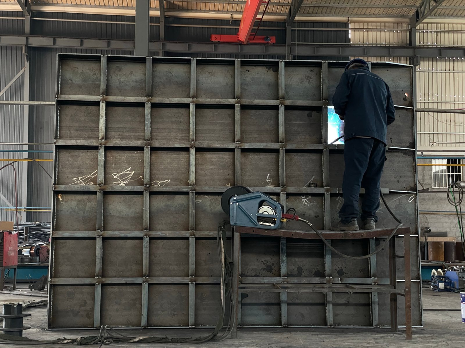 Steel fender panel welding in a workshop