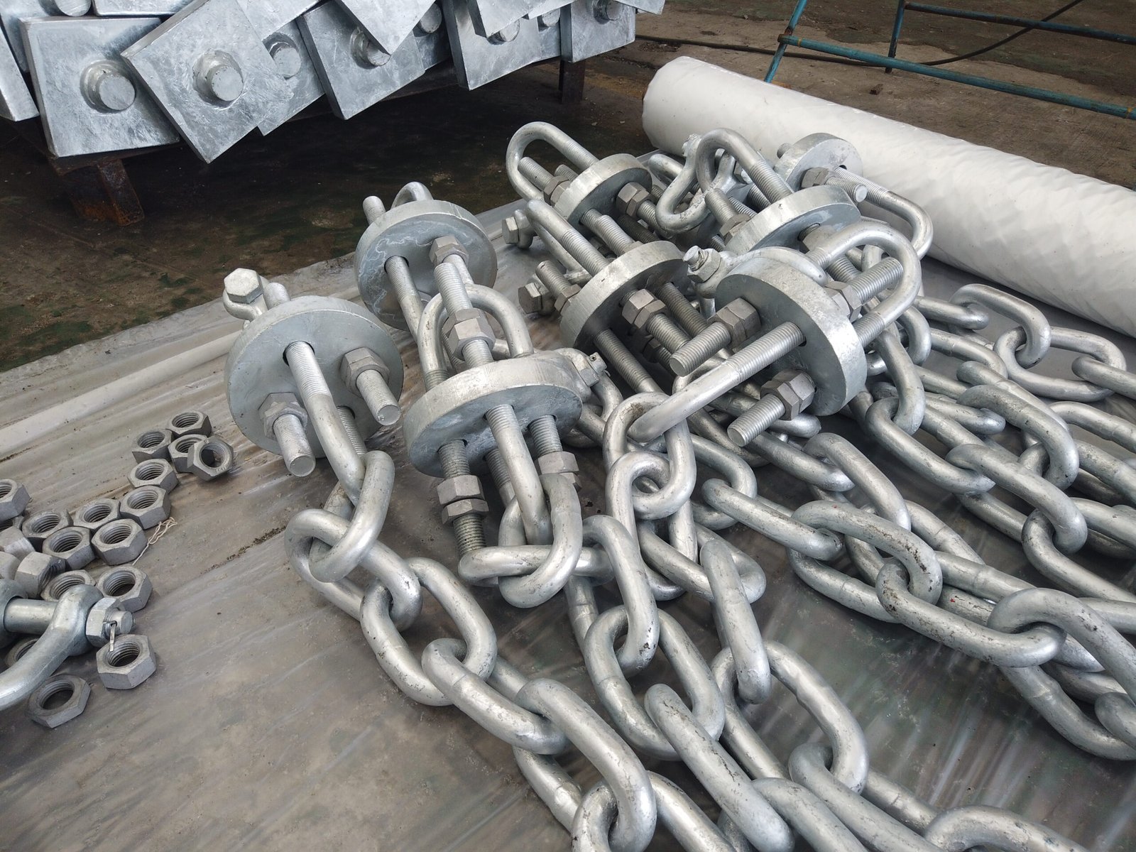Galvanized fender chain assemblies with tensioners and fixing plates