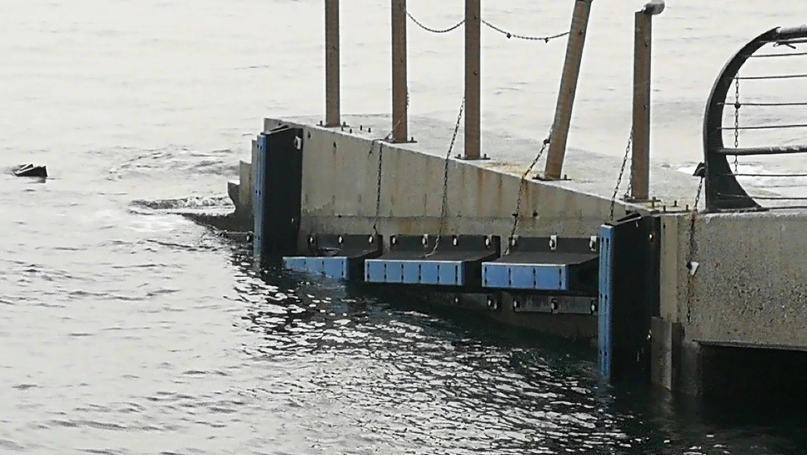 Arch fenders with facing pads mounted directly on a quay wall