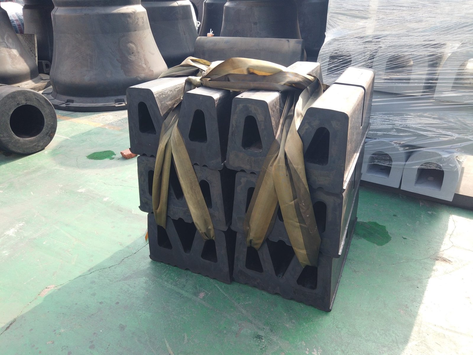 M-profile tugboat fenders packed and prepared for delivery